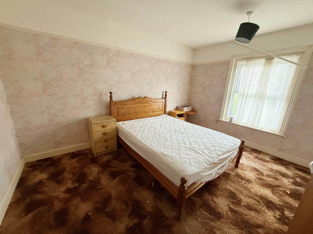 Lot: 111 - ESTABLISHED FOUR-BEDROOM TERRACE HOUSE FOR IMPROVEMENT - Bedroom 1 with window to the rear
